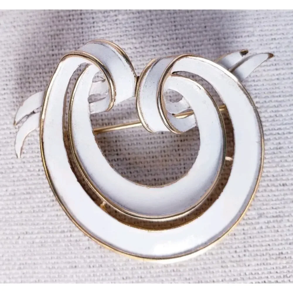Vintage Crown Trifari White Enamel Gold Tone‎ Swirl Circular Brooch 1.5